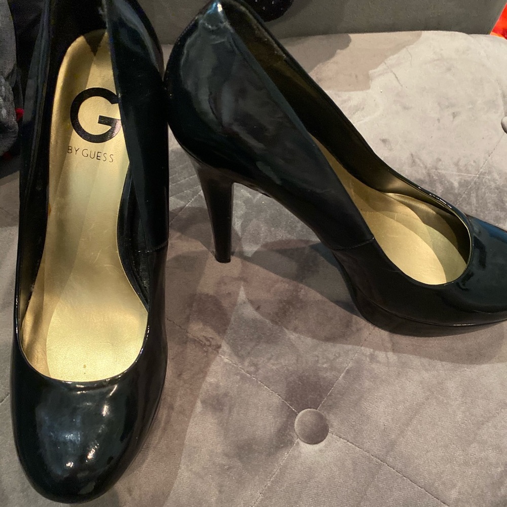 Black pumps